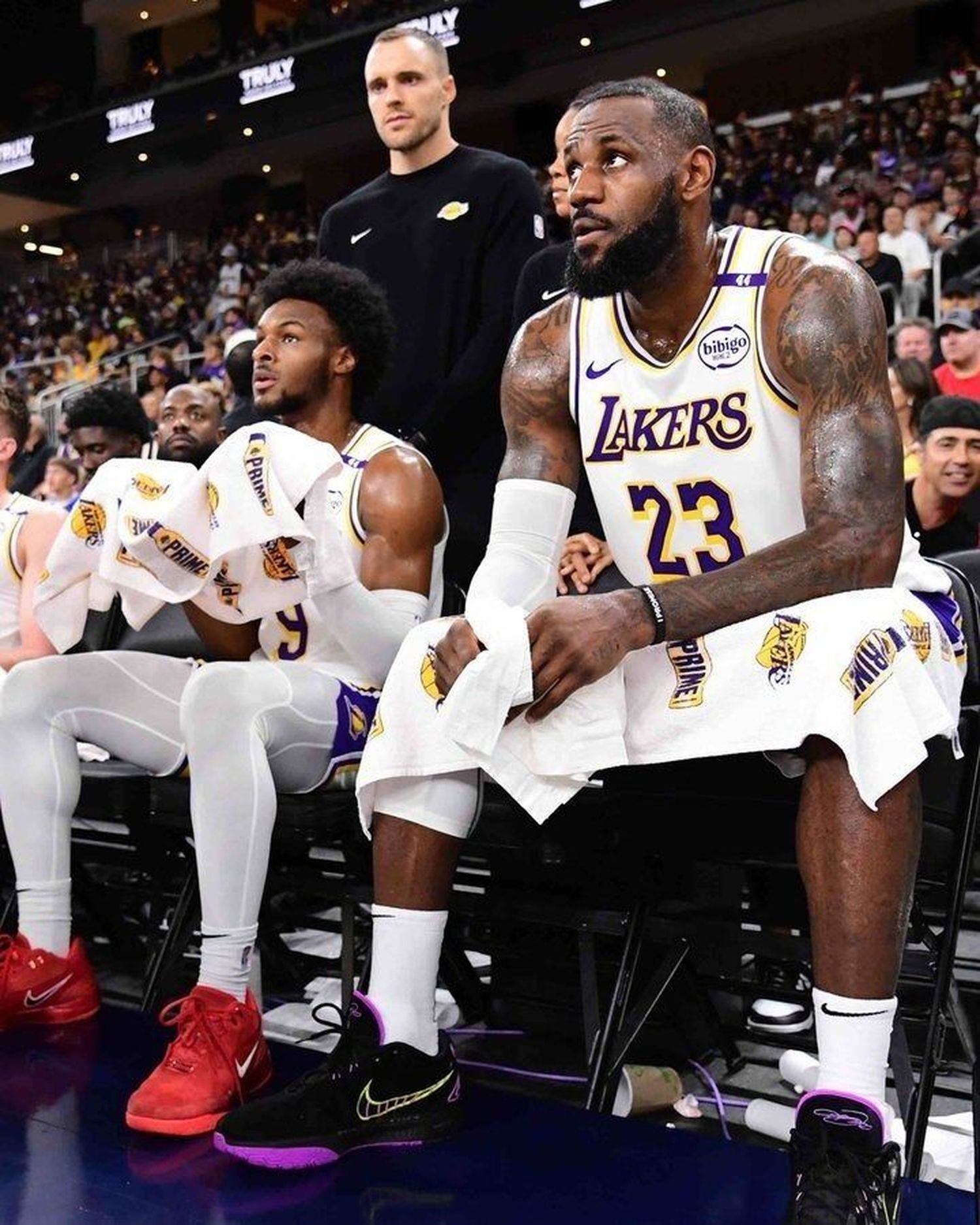 Llegó el día: LeBron y Bronny James jugaron juntos por primera vez