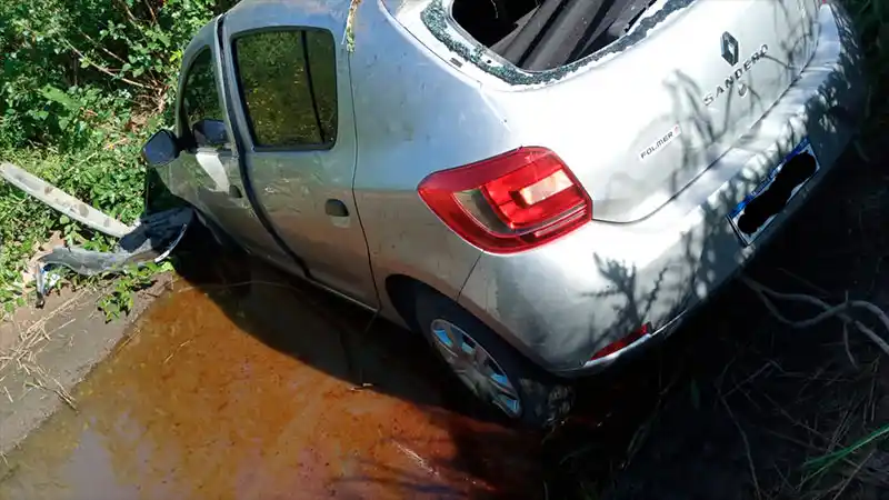 Despistó con su auto y quedó en la alcantarilla hasta que la rescataron