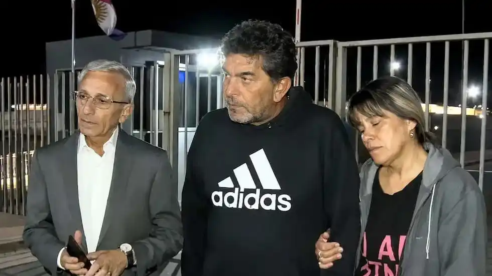 El abogado Carlos Nayi junto a los abuelos de Agostina, Miguel y Elisabeth. (Foto: La Voz)