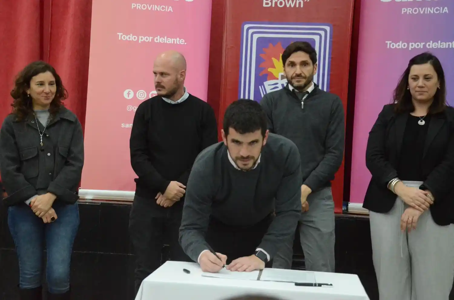 El intendente Leonel Chiarella en el momento de la firma del convenio.