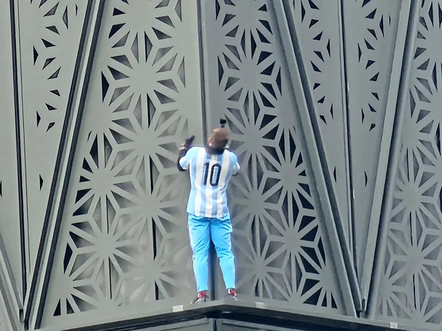 El hombre trepado. (Foto: captura de pantalla)