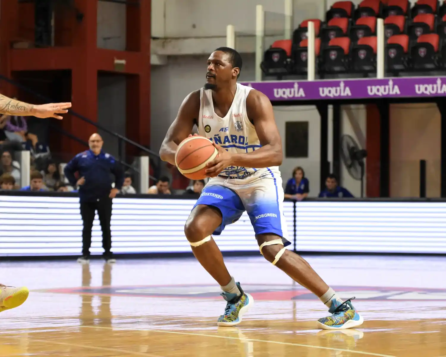 Al Thornton con el balón en sus manos. (Foto: Prensa Quimsa)