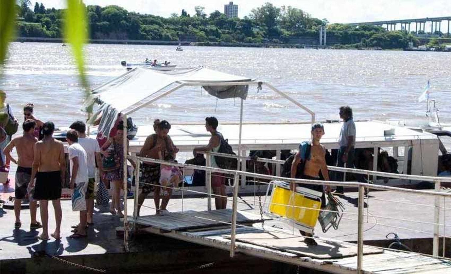 Por la bajante del Paraná, se suspendieron los cruces en lanchas a la isla