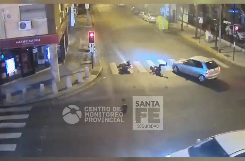 Video: violento choque entre una moto y un auto