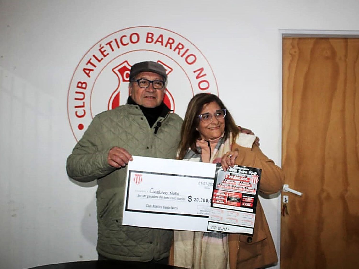 Rubén Garibotti entregó el premio a Nora Cirigliano.