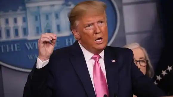 Trump cumple 74 años y niega estar mal físicamente