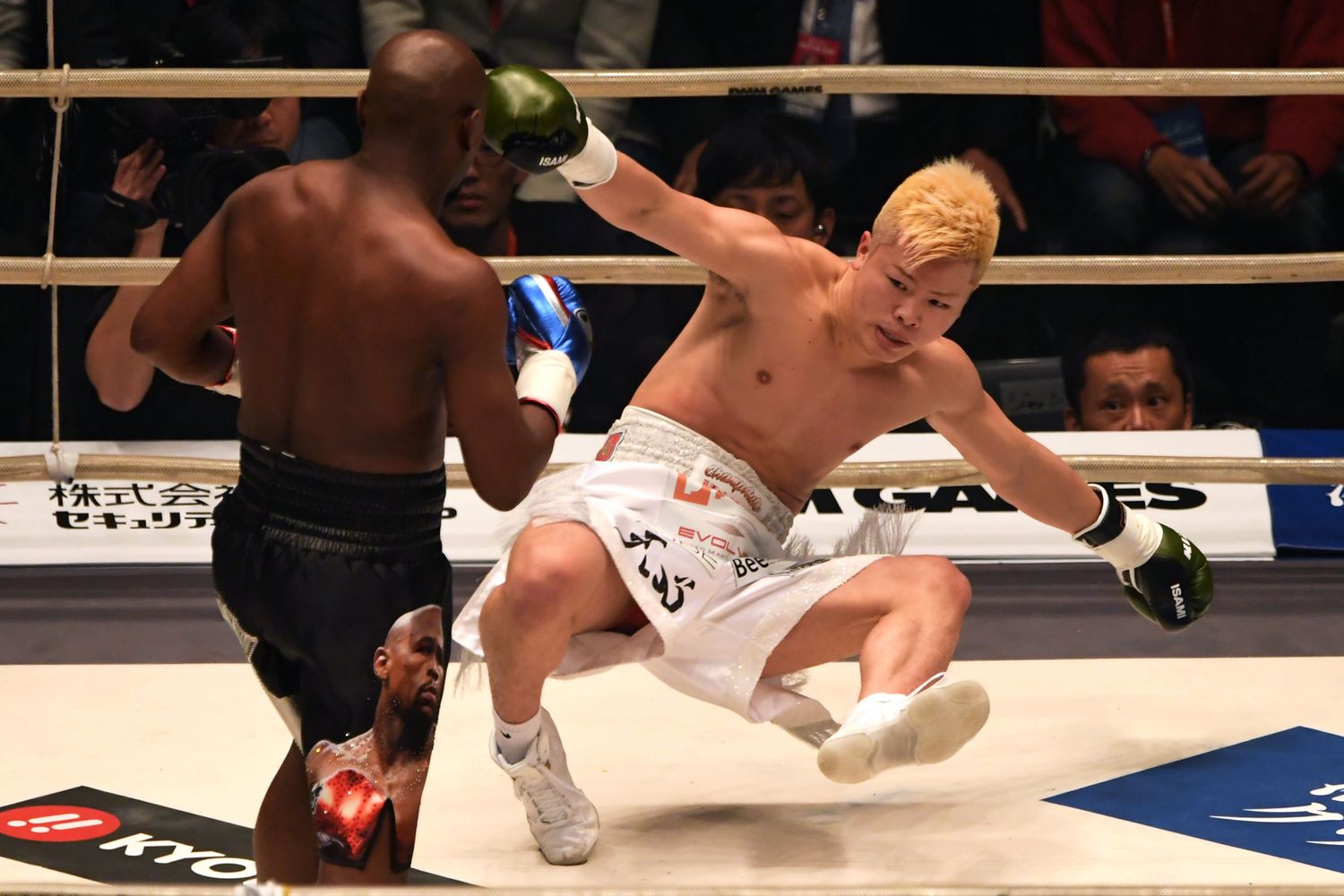 Mayweather, contundente con un KOT en el primer round