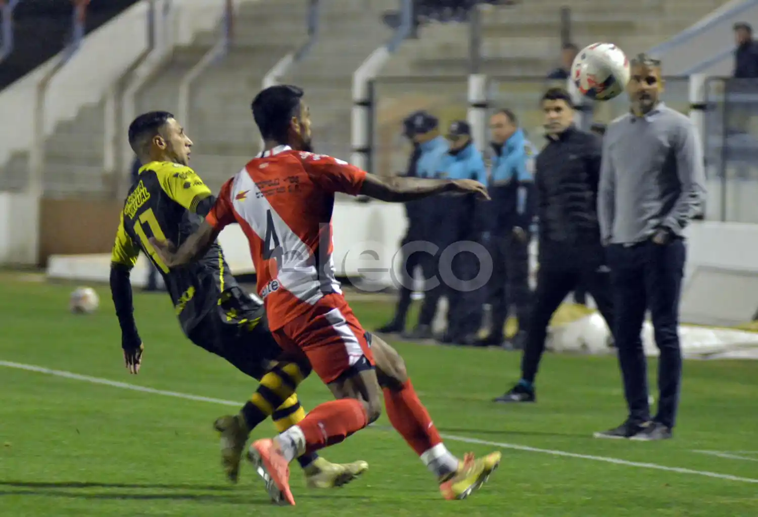 Moyano y Maidana van con todo sobre un lateral.