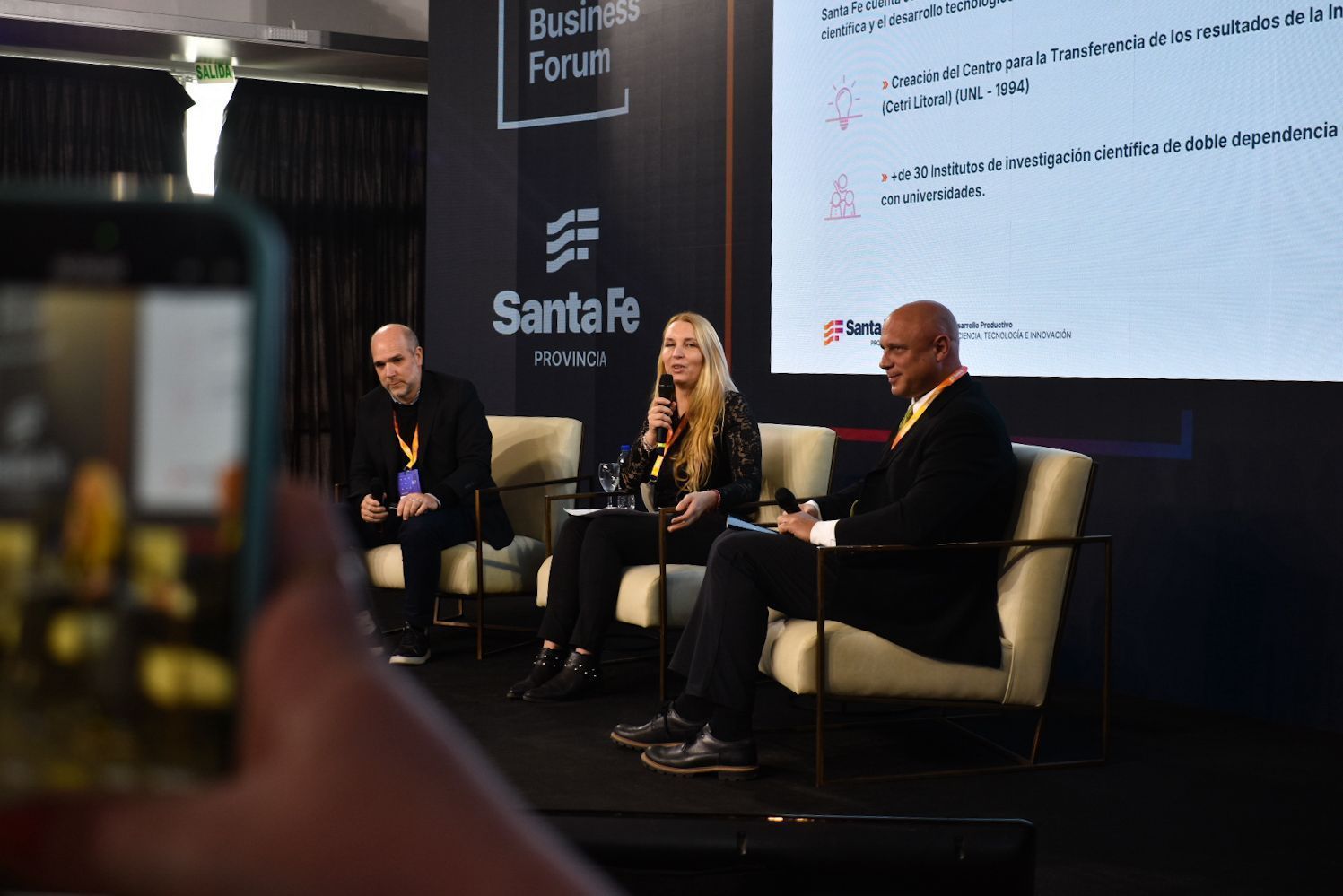 La presentación estuvo a cargo de Ernesto Turcato, subsecretario de Conocimiento para el Desarrollo; Marina Flores Pogliani, subsecretaria de Ciencia, Tecnología e Innovación; y Roberto Medici, director Provincial de Estrategia y Gestión del Desarrollo Productivo,
