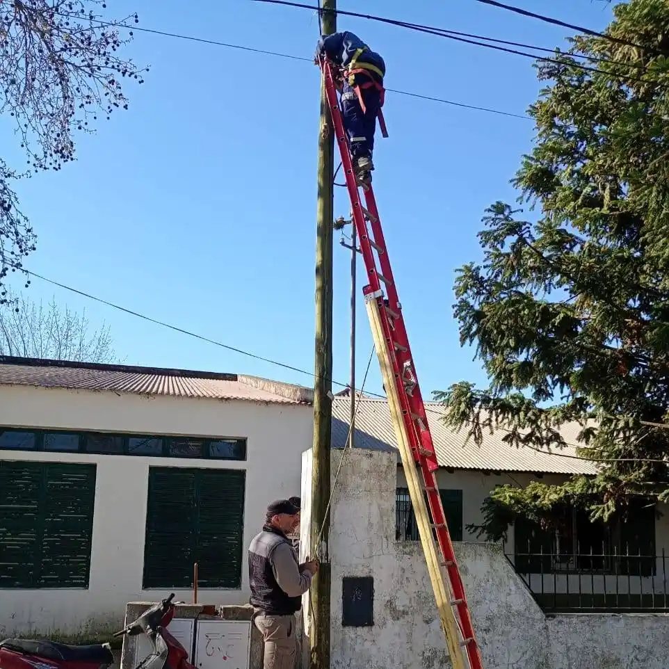Solucionaron problemas eléctricos en la Escuela Nº 68  Broches
