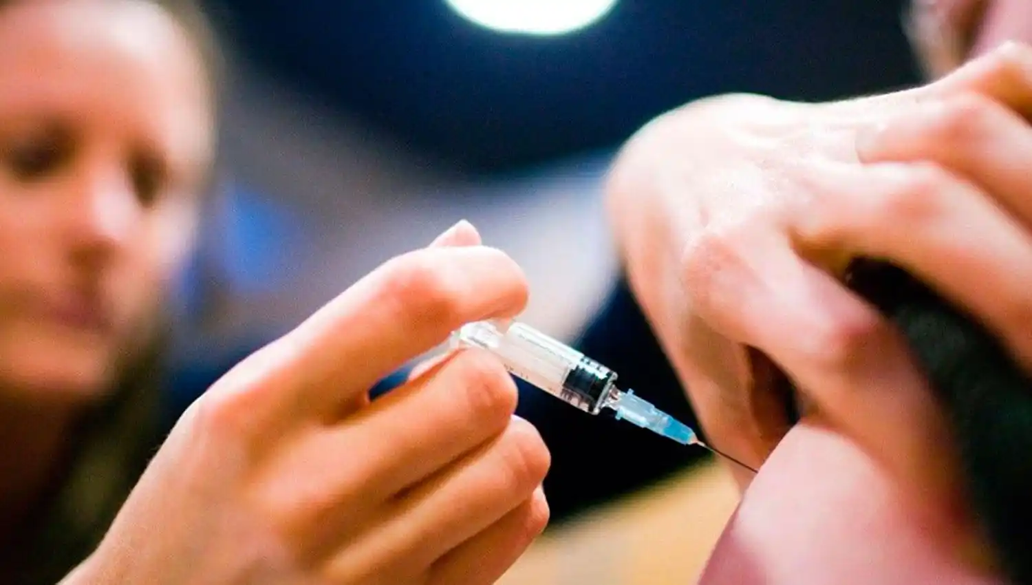 La inmunidad de las vacunas contra el COVID-19 dura hasta seis meses