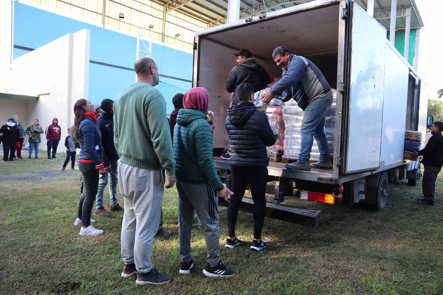 La ayuda consistió en colchones, frazadas y alimentos no perecederos.