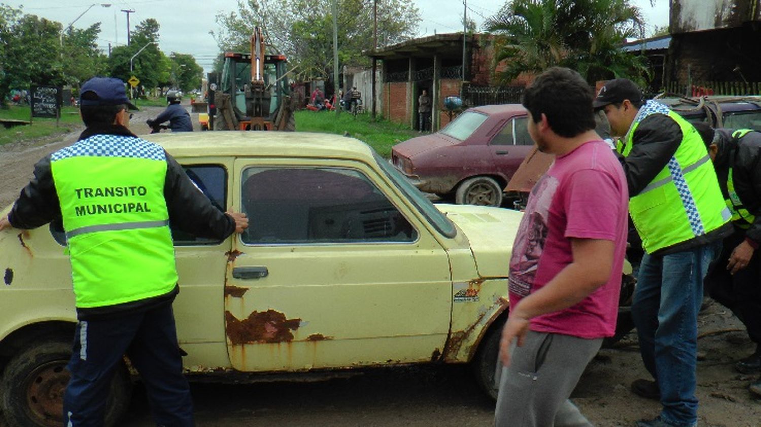 Avanzan los operativos para detectar y retirar vehículos abandonados en la vía pública