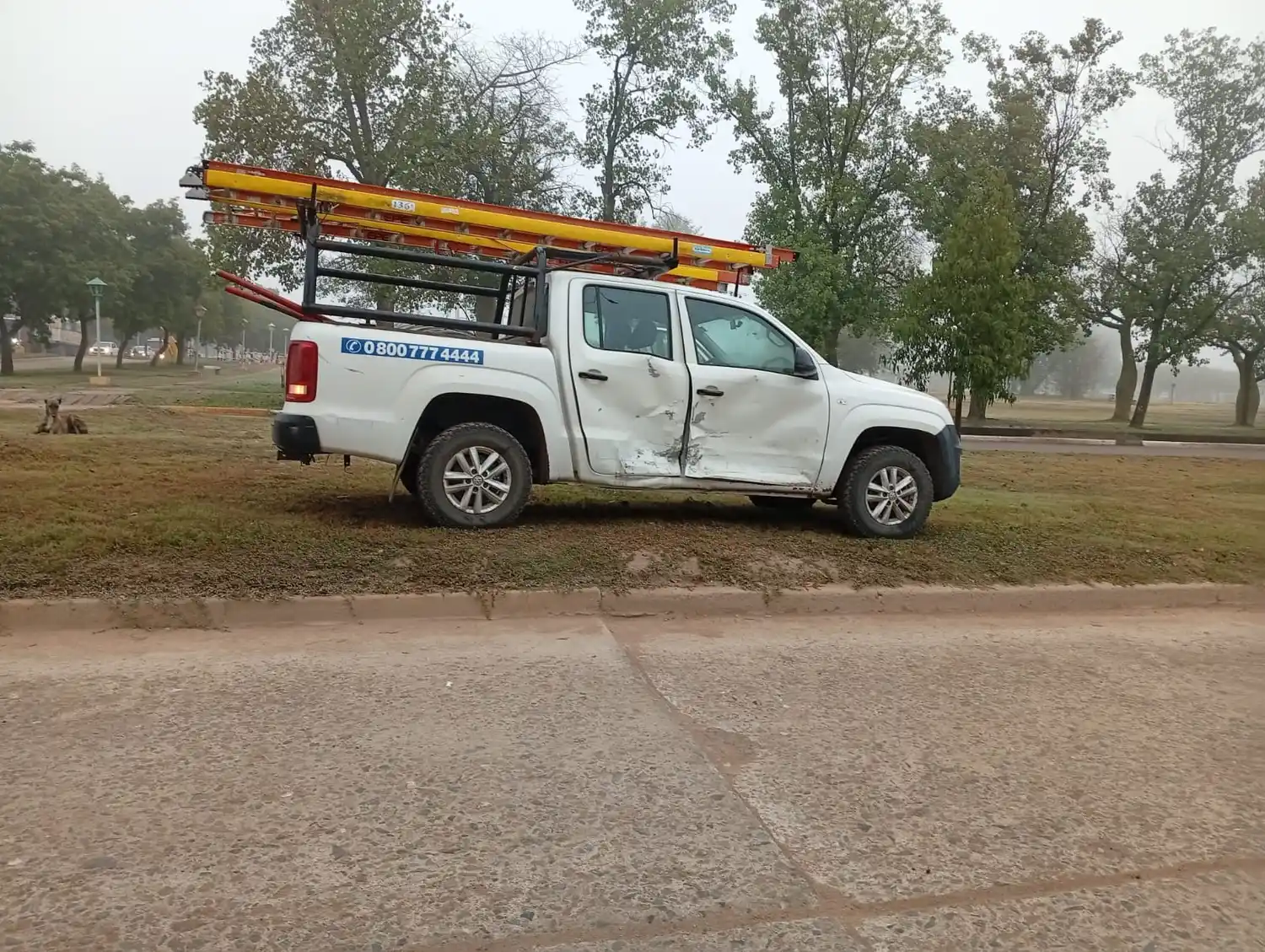 Ceres: un automóvil chocó a una camioneta de la EPE y terminó incrustado en un comercio - 2