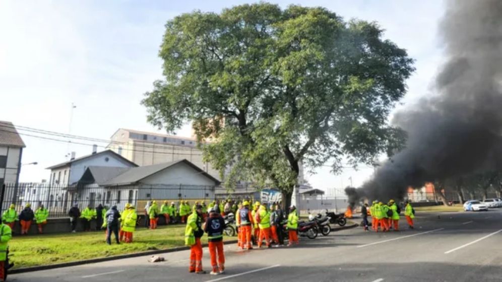 Trabajadores del Puerto Rosario advierten que “el piquete y el paro siguen”