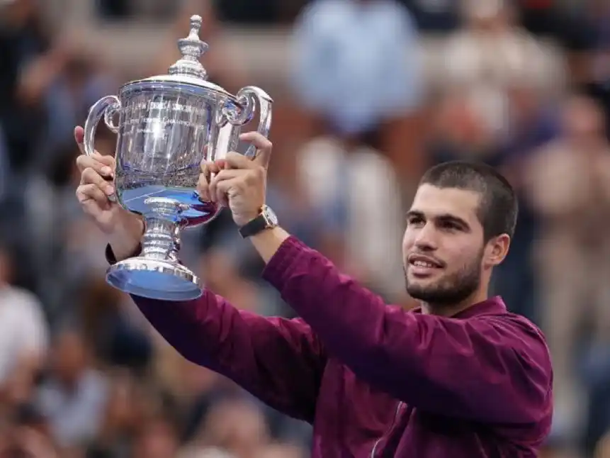 Alcaraz levanta el trofeso en el Arthur Ashe.
