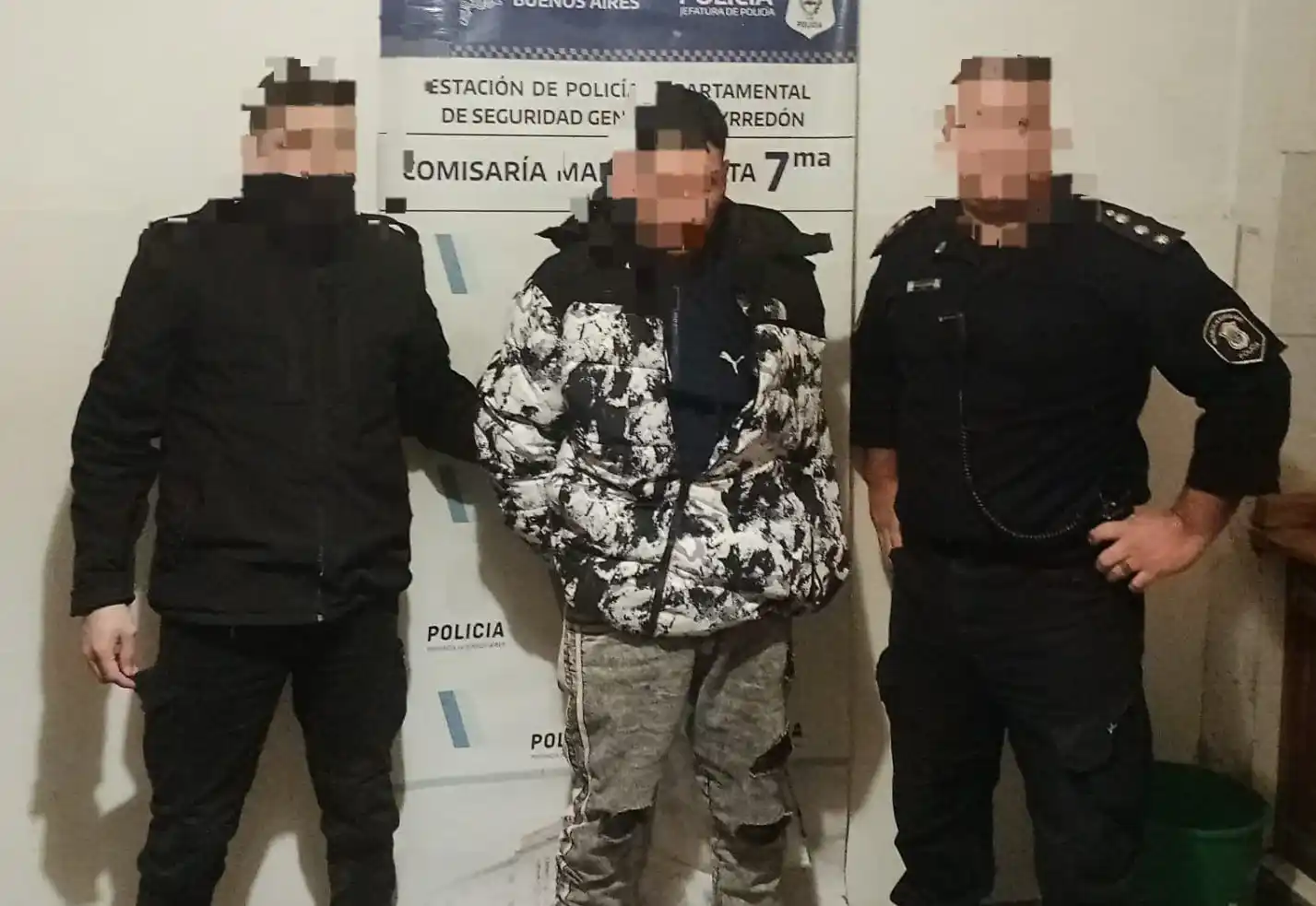 Al arribar a la casa ubicada en Concepción Arenal al 7000, los efectivos constataron que el joven había violentado el portón de rejas de la propiedad.