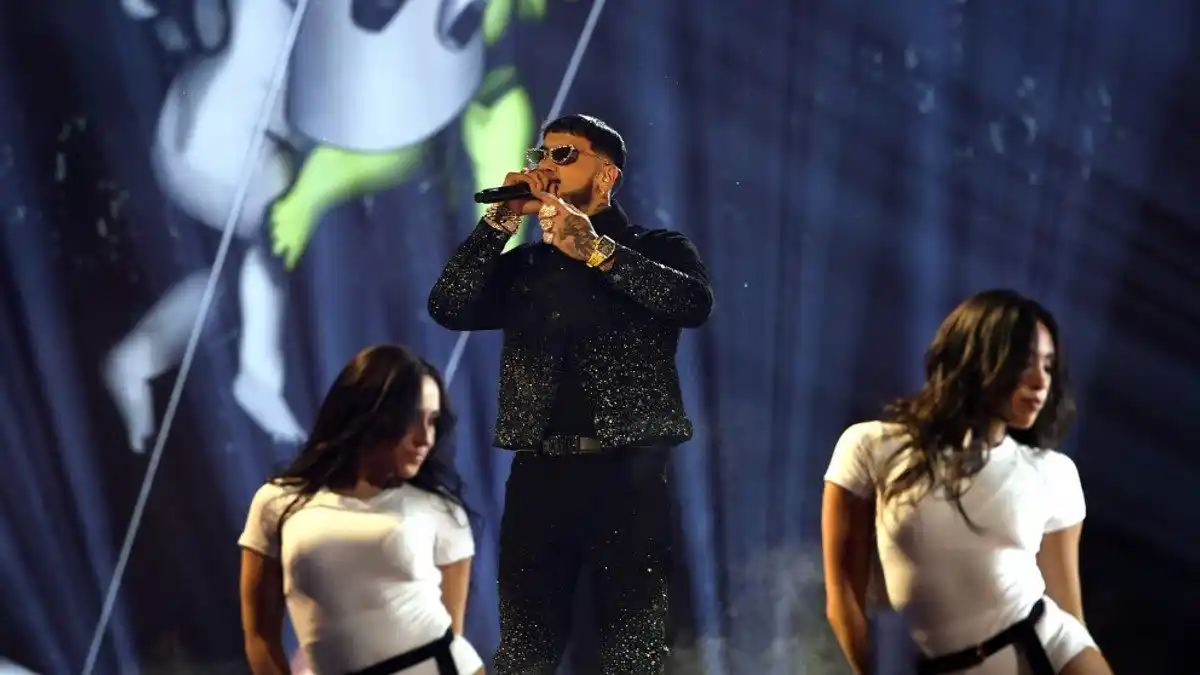 La curiosa manera que tiene Anuel de regalarle flores a su novia venezolana (video)