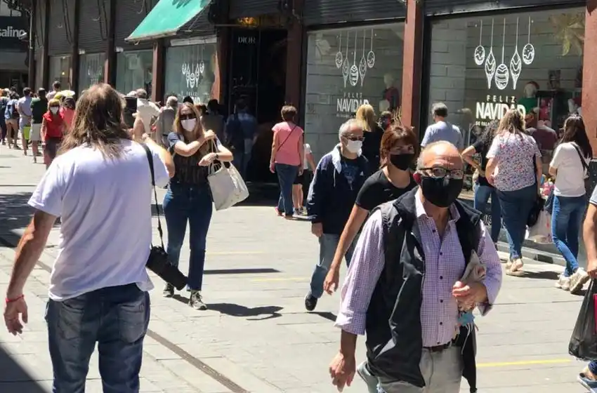 Comerciantes de la peatonal Córdoba abrieron pese al feriado: «Estos días te ayudan un montón»