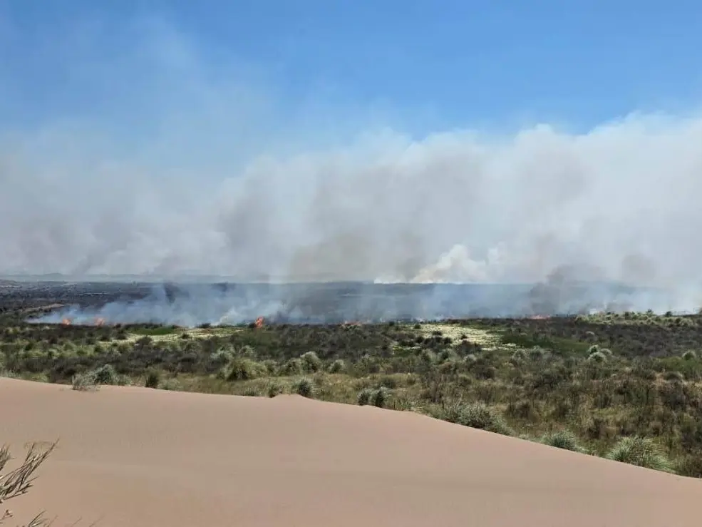 El fuego avanzando detrás de los médanos de Marisol, en zona del Barco Hundido (Gentileza de Ramiro Zarzoso)