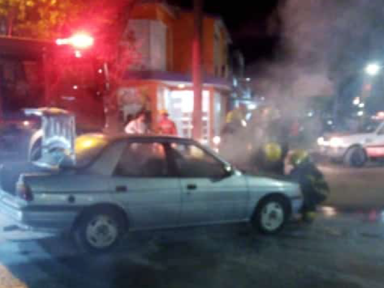 Se incendió un auto en plena calle