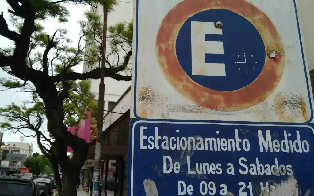 Los sábados a la tarde rige el estacionamiento medido