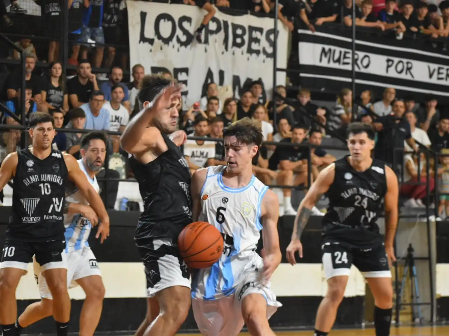 La Crema cayó 79 a 63 ante Alma Jrs.  en su debut en la Liga Federal de básquet 2026. Foto: @OficialAMSyD