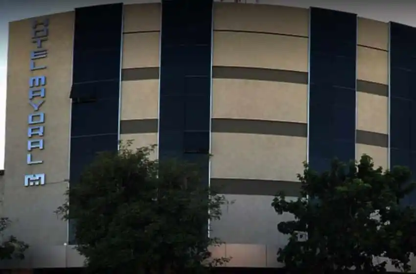 Un encapuchado irrumpió en el hall de un hotel y se llevó 7 mil pesos