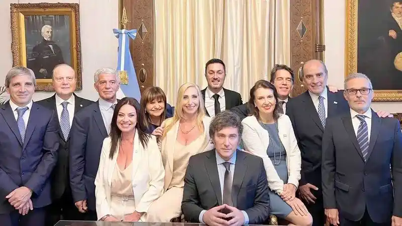 Milei tomó juramento a los 9 ministros 
que integran el gabinete de Gobierno