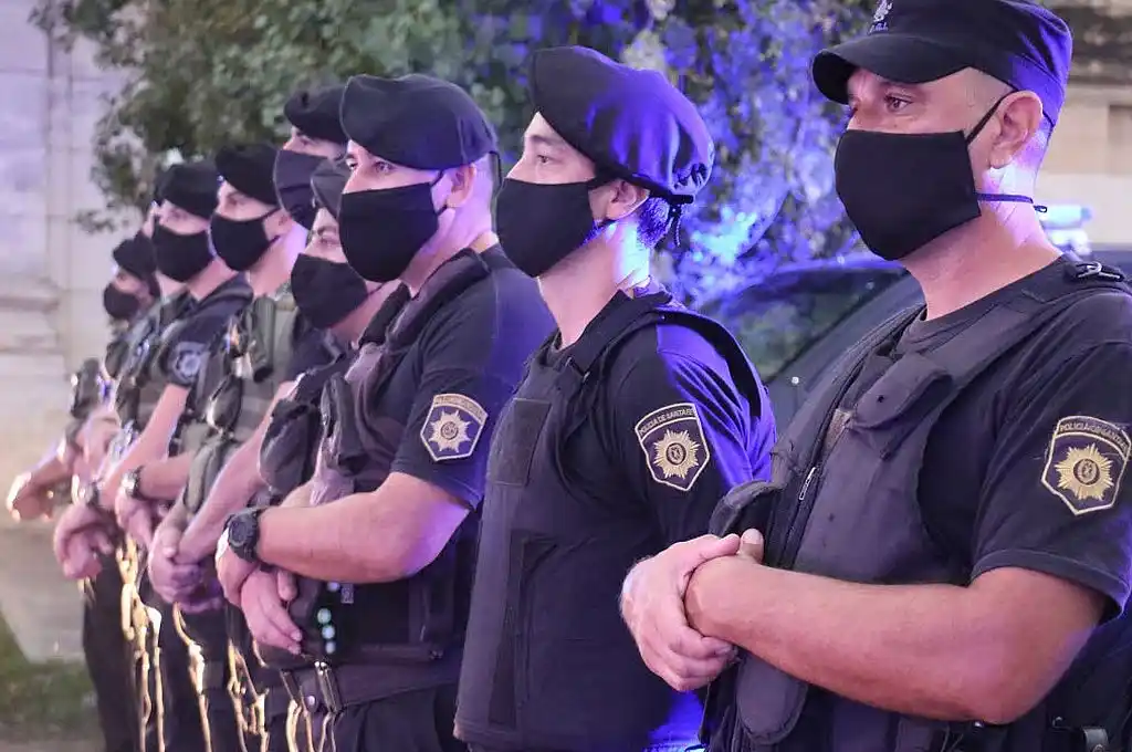 Policías santafesinos recibirán un suplemento de $ 16.500 para reponer uniformes