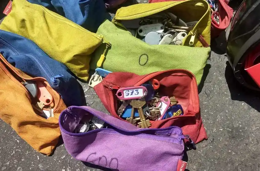 Detuvieron a dos personas que transitaban en moto con 600 llaves y direcciones marcadas
