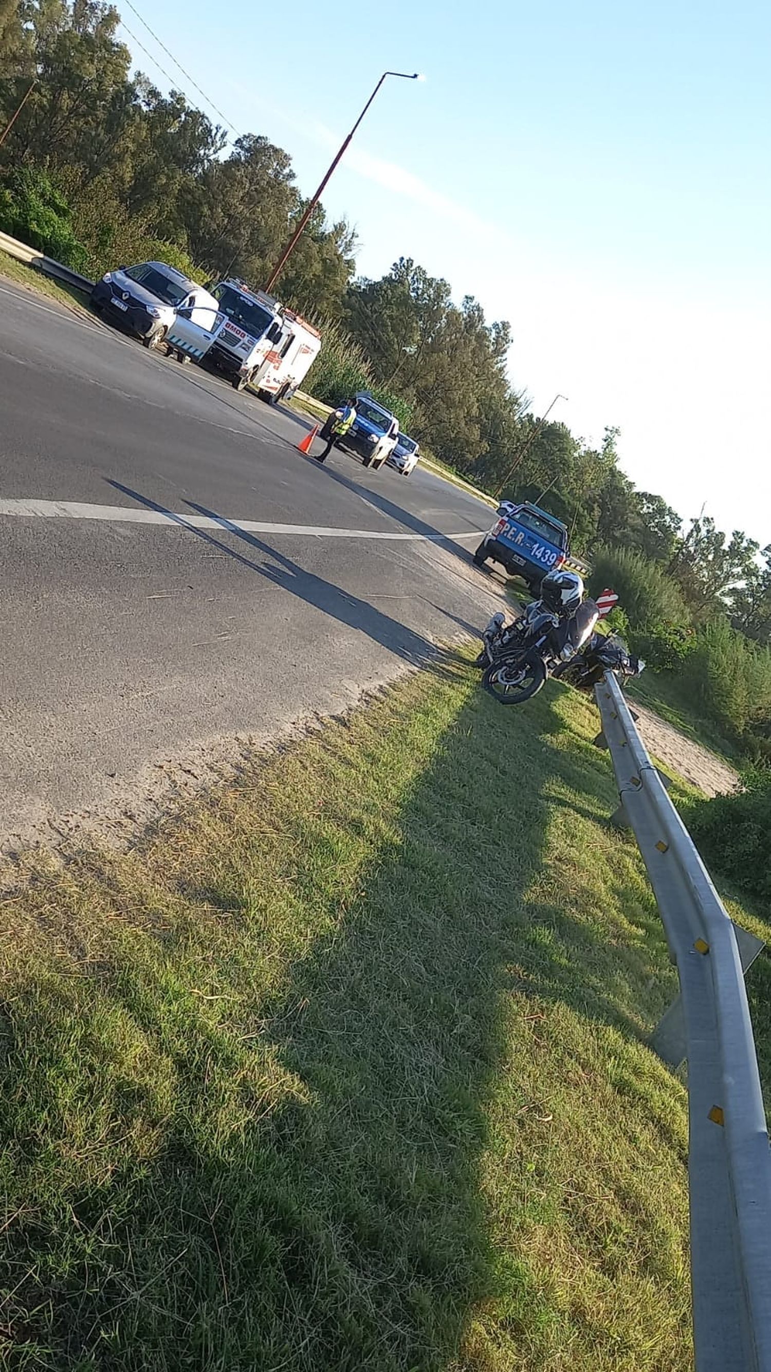 Volcó una moto en el acceso a la ciudad