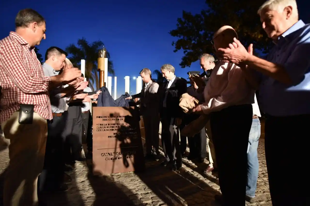 En costanera, se inauguró el "Monumento a la Democracia"