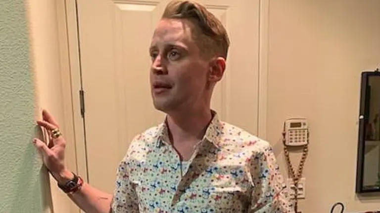 Macaulay Culkin causó revuelo con cubrebocas basado en “Mi Pobre Angelito”