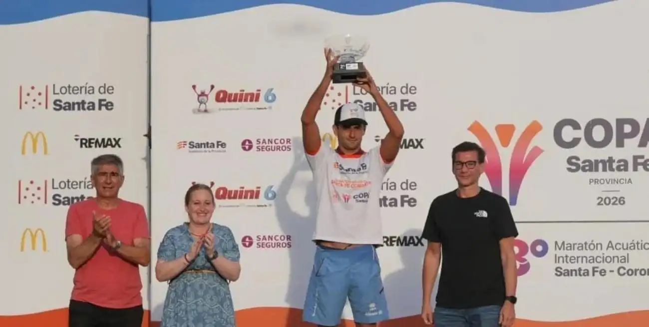 Daniel Di Lena en la entrega de la Copa Santa Fe junto a al ministro Bastía y la ministra Tejeda. Foto; Manuel Fabatia