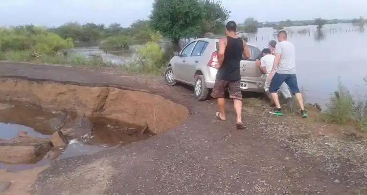 Vuelta de Obligado: Autos encajados al intentar cruzar la zona de obra