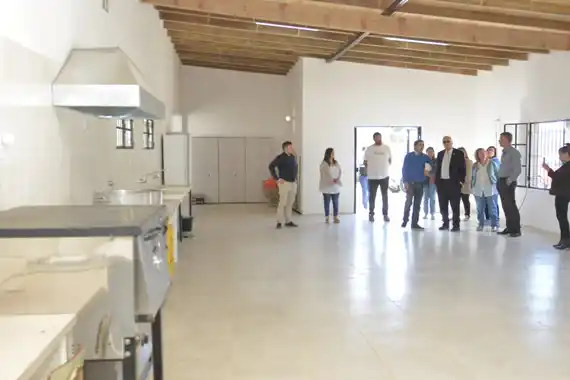 Avanza la construcción de un nuevo comedor en las escuelas de Cerro Leones