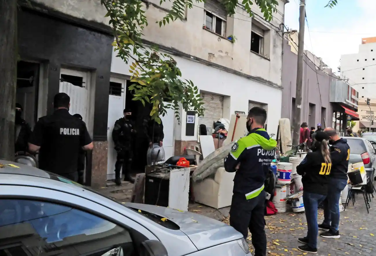 Desalojaron a artistas callejeros que querían crear un centro cultural en casa usurpada