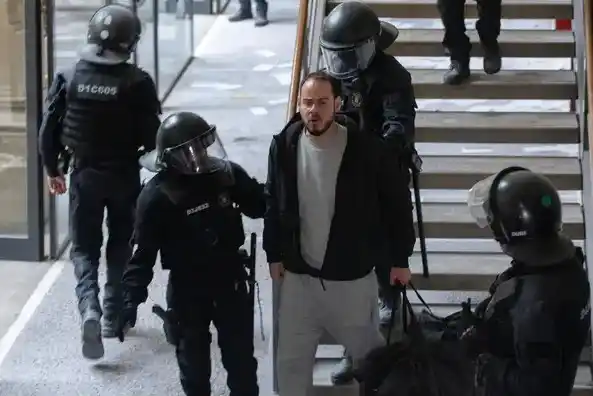 Detuvieron a un rapero por criticar a la realeza y se debate por la libre expresión