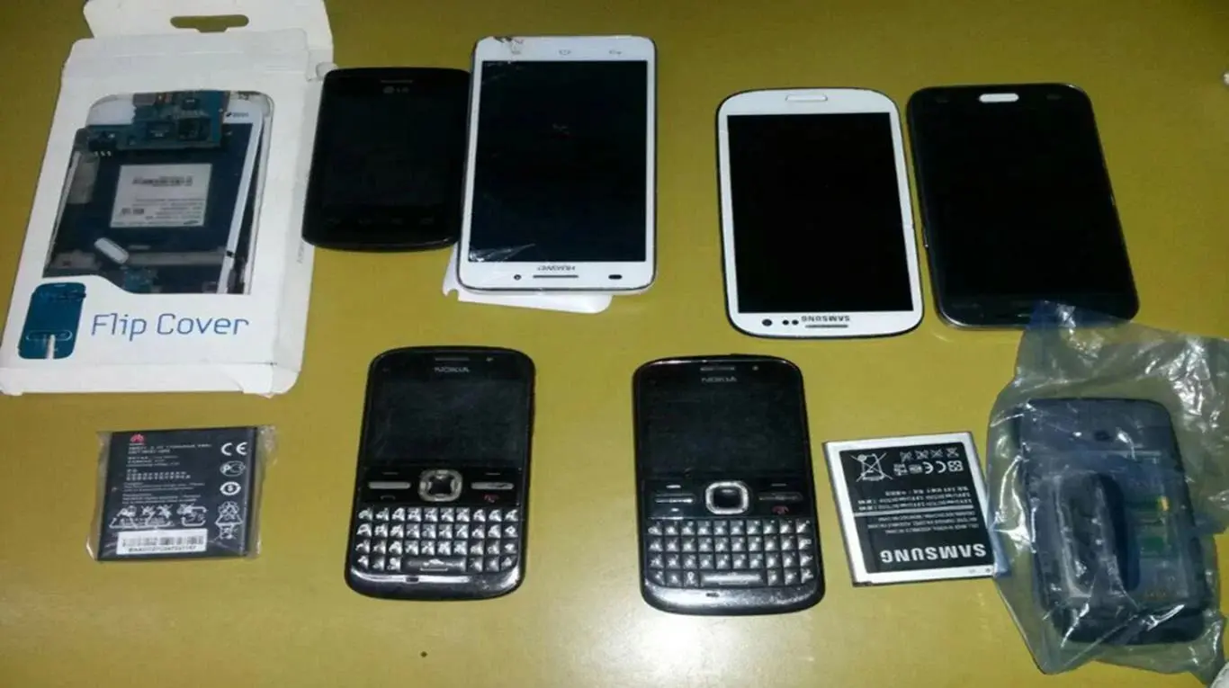 Secuestran celulares robados en un excomercio de la Villa