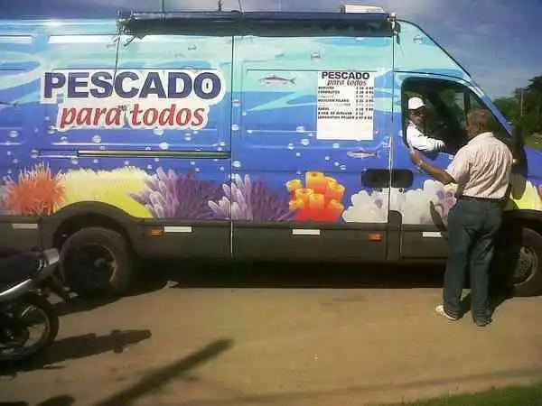 Una combi de "Pescado Para Todos" llega a Azul