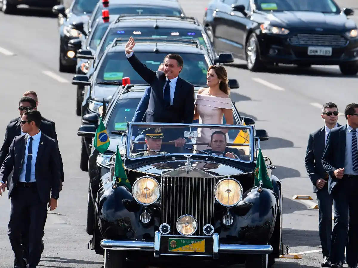 Bolsonaro llama a liberar Brasil de la "sumisión ideológica"