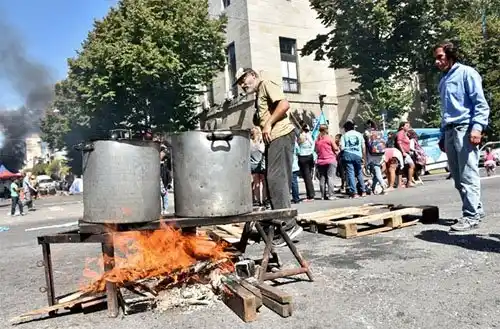 Mar del Plata: Noveno día de acampe de cooperativistas frente a la Municipalidad