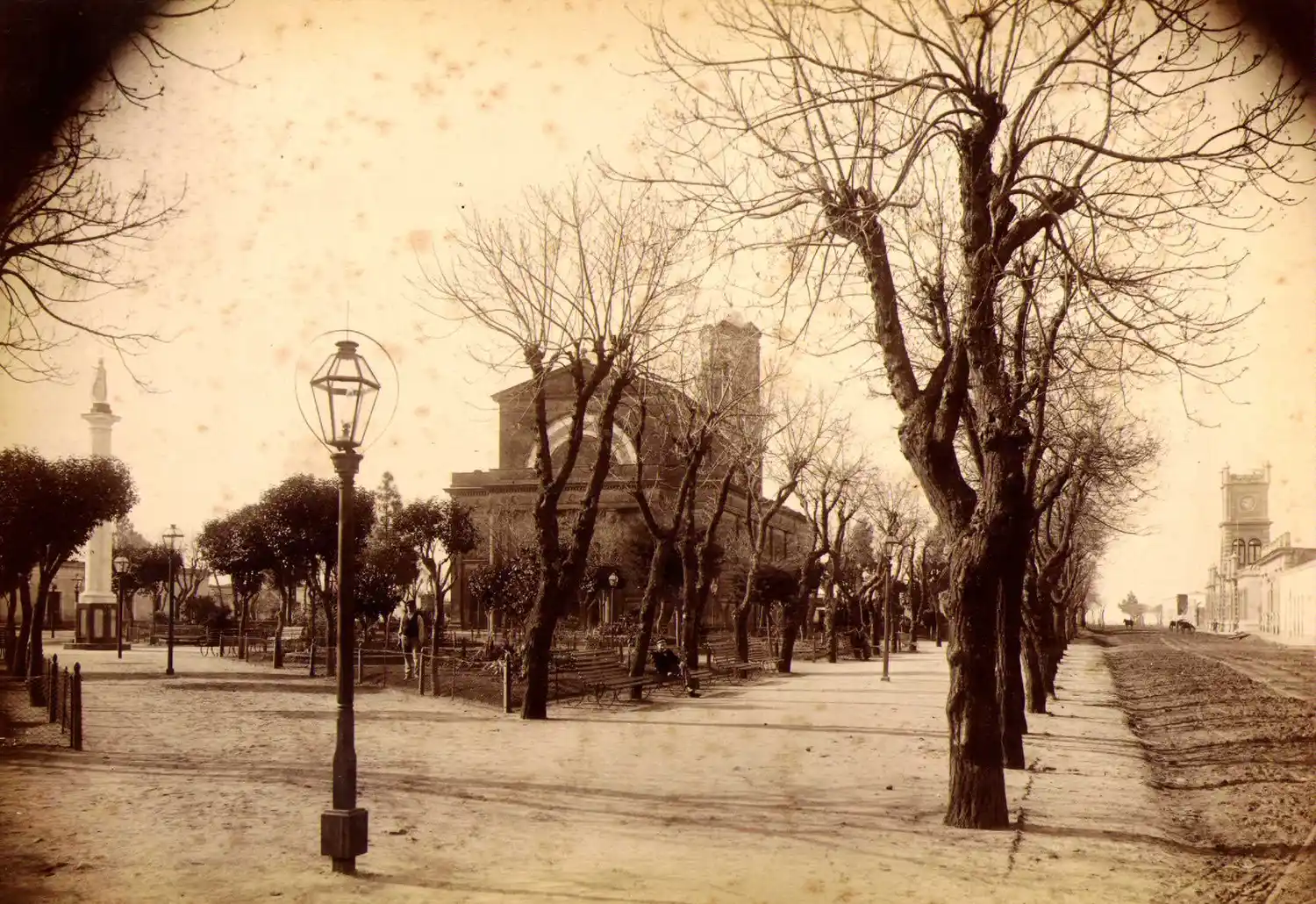 114 años Ciudad: un pueblo que creció alrededor del símbolo de la libertad, la Pirámide de Mayo