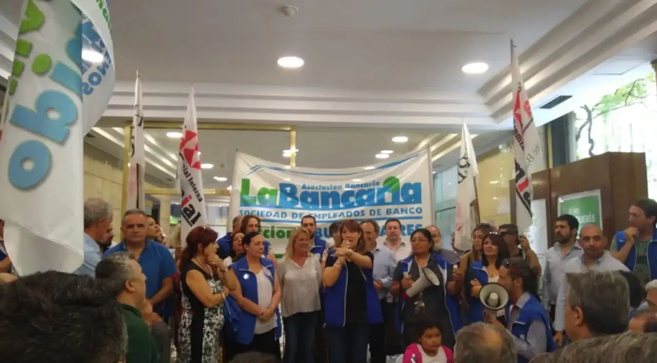 Bancarios acordaron nuevo aumento salarial en línea con la inflación