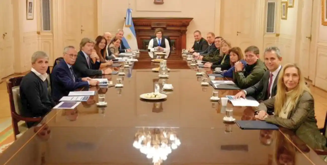 El Ejecutivo, encabezado por el presidente, intenta consolidar su gestión en un contexto de investigaciones que desafían la estabilidad política.