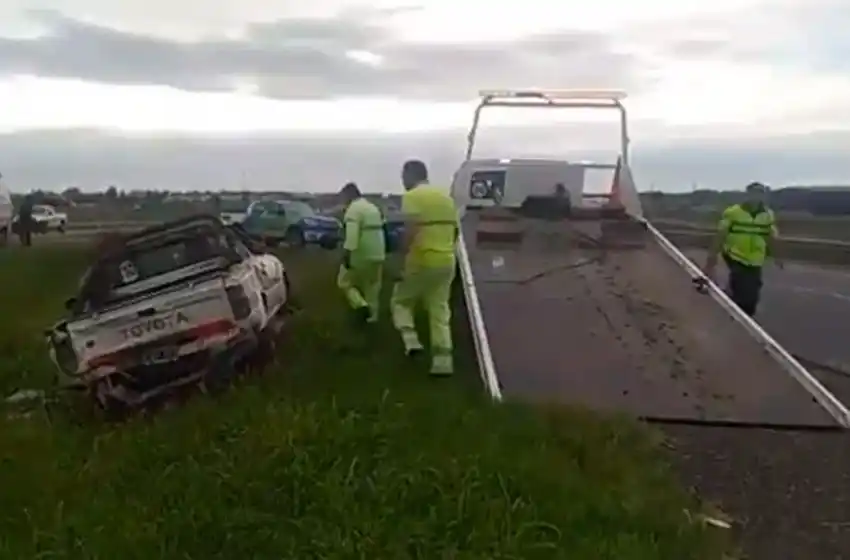 Una camioneta volcó tras ser chocada por un camión y tres personas resultaron heridas