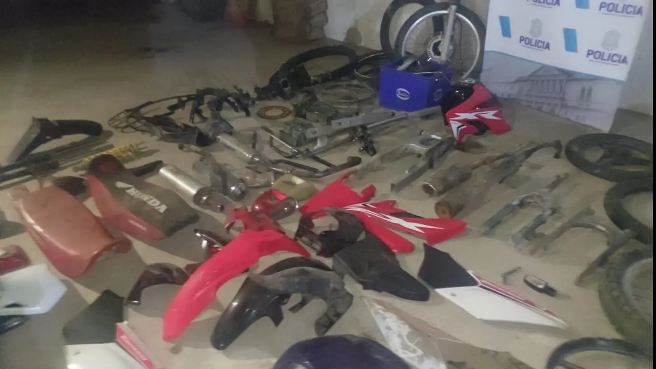 Partes de disti9ntas motos que fueron secuestradas