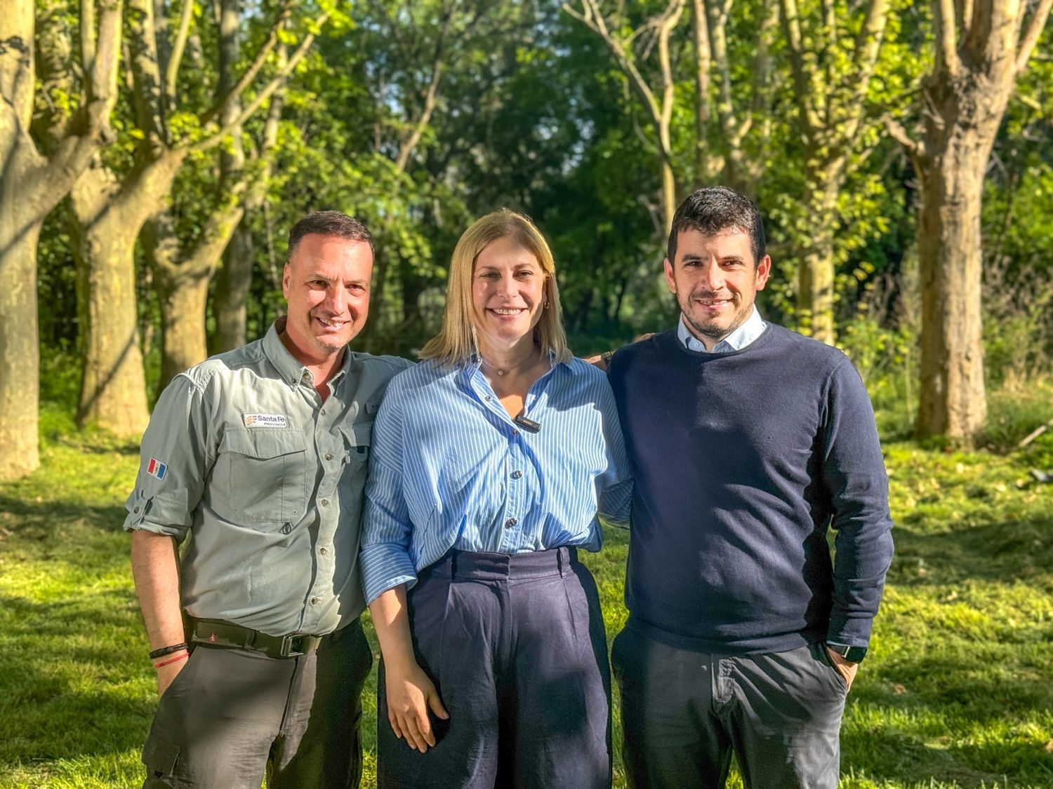 Los venadenses Lisandro Enrico y Leonel Chiarella flanquean a la candidata Scaglia.
