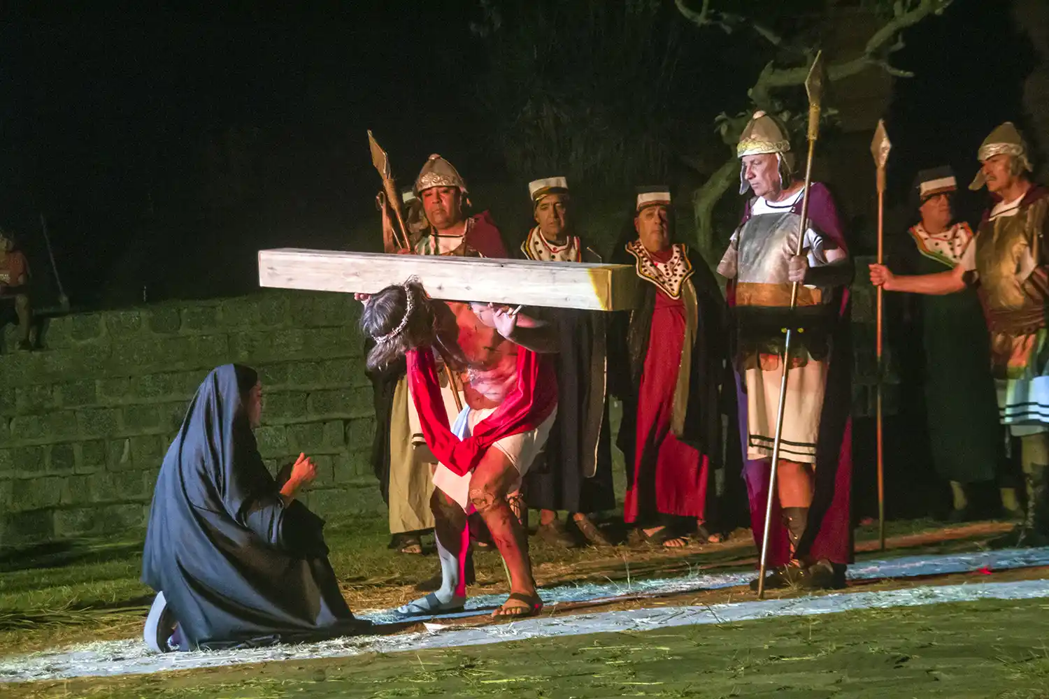 El camino con la cruz. Se recrea los últimos días de la vida de Jesús